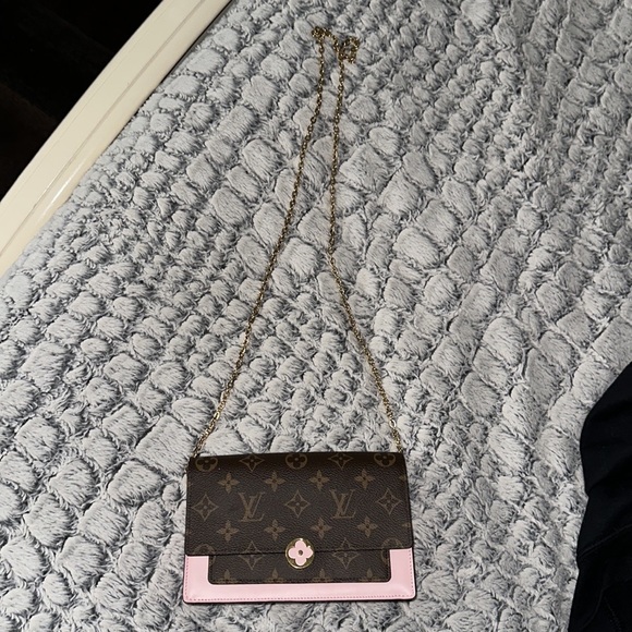 Louis Vuitton crossbody chain bag - Picture 10 of 14